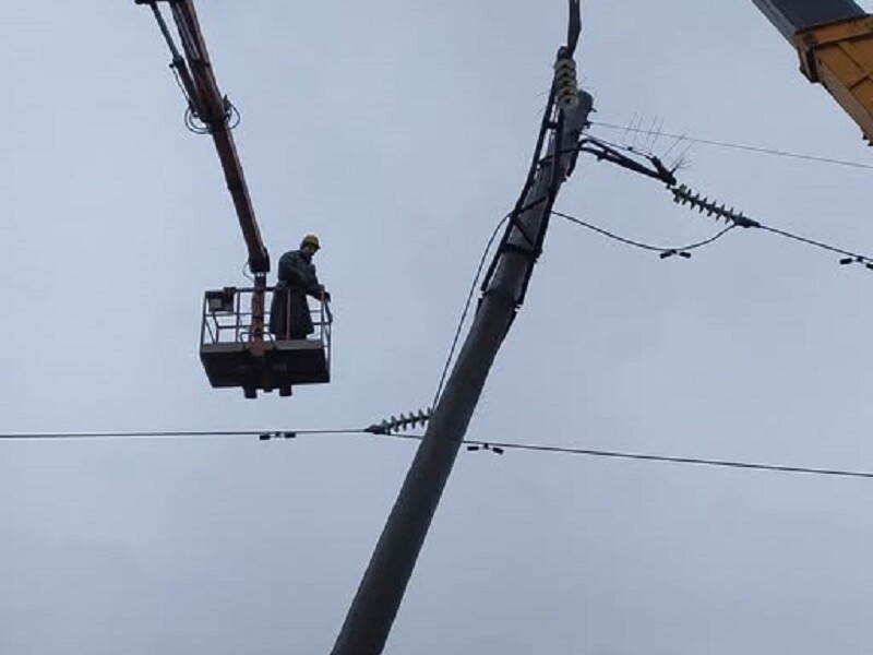 Упродовж двох днів енергетики повернули світло 76 тис. сімей після обстрілів – ДТЕК