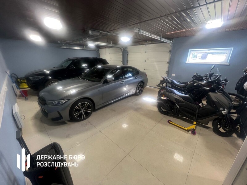 105 млн грн наличных. СБУ и ГБР разоблачили схему присвоения средств на закупке автомобилей для войска