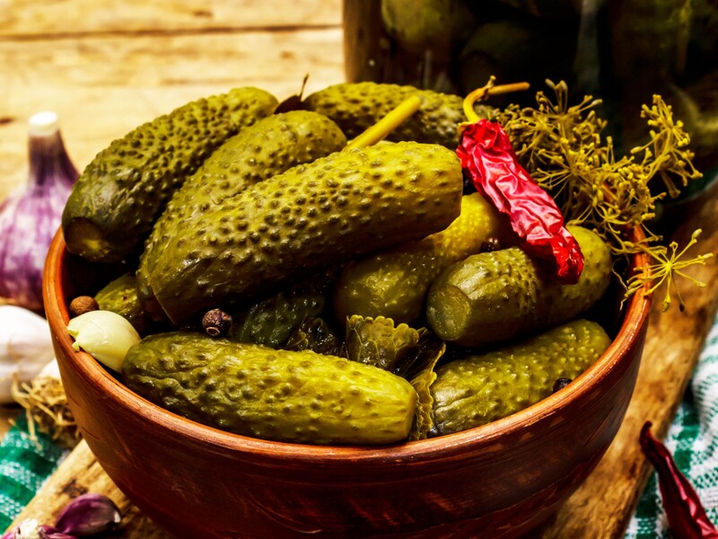 Просто сделайте так – и хрустящие малосольные огурцы будут готовы через несколько часов. Надежный рецепт