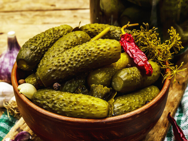 Просто сделайте так – и хрустящие малосольные огурцы будут готовы через несколько часов. Надежный рецепт