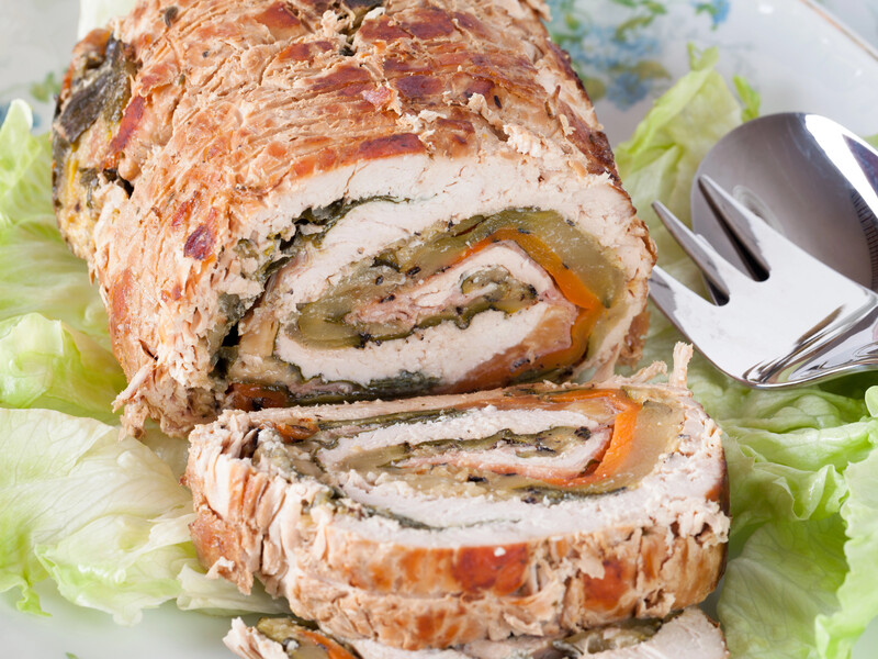 Заверните эту начинку в филе – и получите невероятно нежный и сочный рулет. Быстрый рецепт