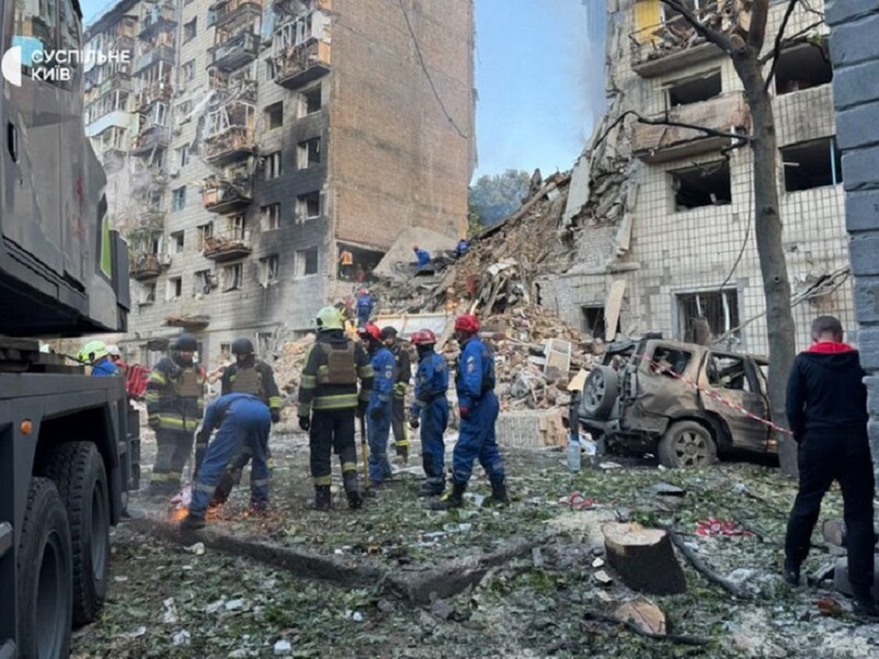 Унаслідок атаки РФ у Києві значні руйнування, влада повідомляє про постраждалих і смерть американця
