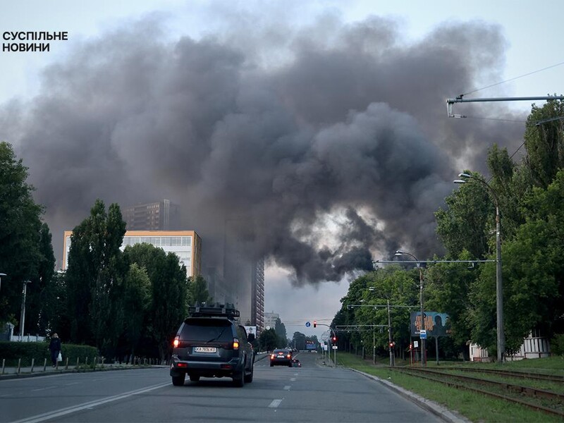 "Россия продолжает войну с гражданскими". Ермак показал, как дрон влетел в жилой дом в Киеве. Видео
