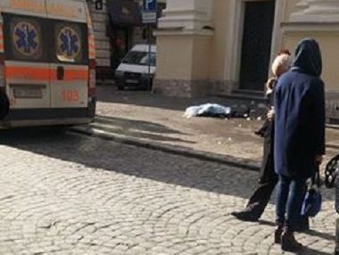 У Львові жінка загинула від шматка льоду, що зірвався з даху – Львівська міськрада