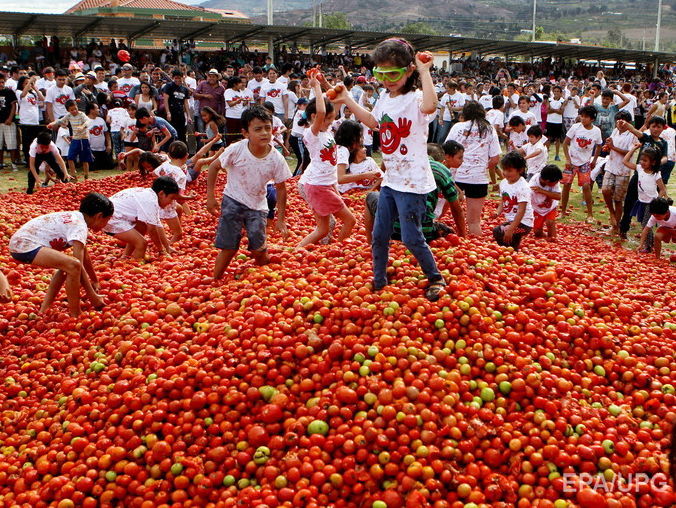 Чилийцы забросали друг друга помидорами на фестивале "Томатино". Видео
