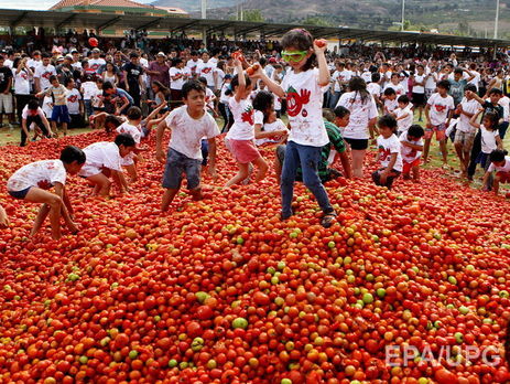 Чилійці закидали одне одного помідорами на фестивалі 