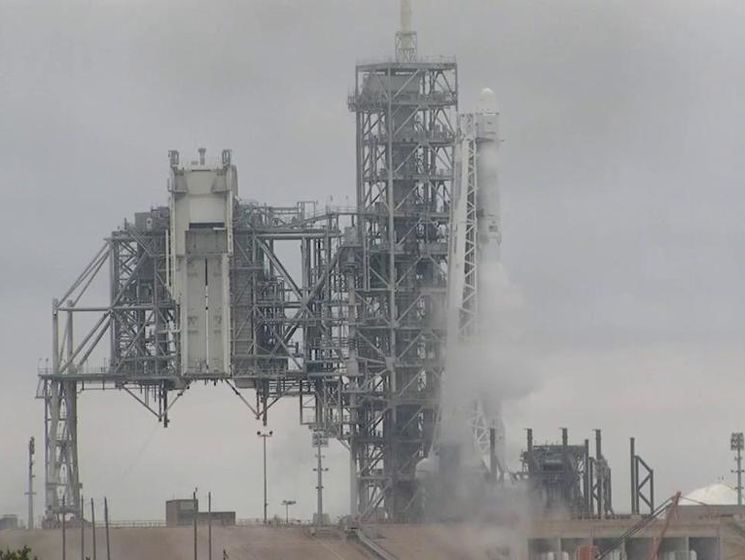 SpaceX успішно запустила ракету Falcon 9 із кораблем Dragon на МКС. Відео