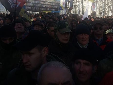 В центре Киева участники акции протеста пытаются прорвать кордон полиции. Видеотрансляция