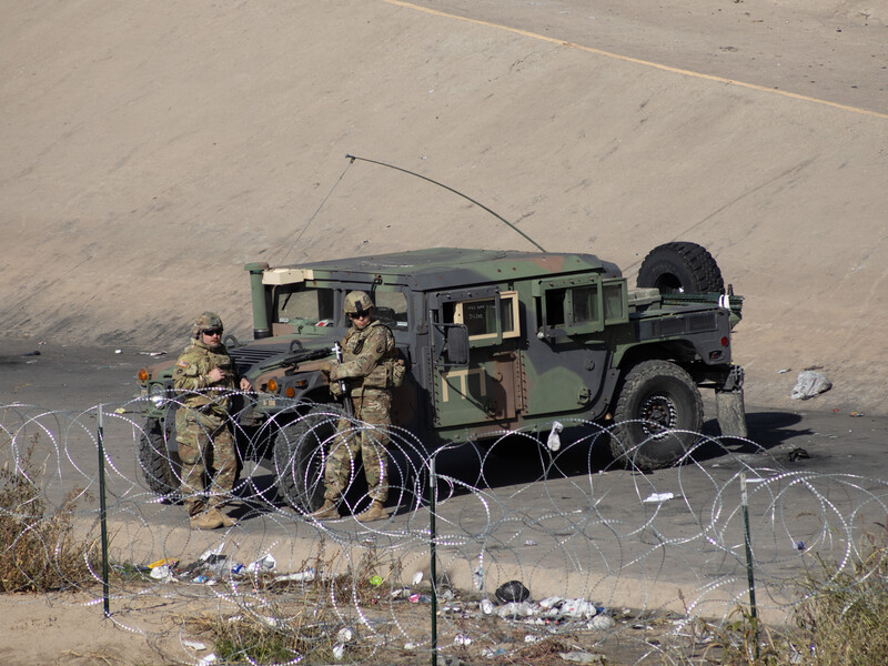 У США очікують на депортацію десятки українців. Посольство пояснило, чому вони не в Україні
