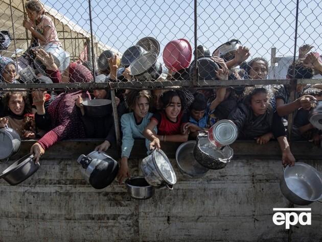 Израильские танки обстреляли толпу из тысяч палестинцев, ожидавших грузовика с гумпомощью