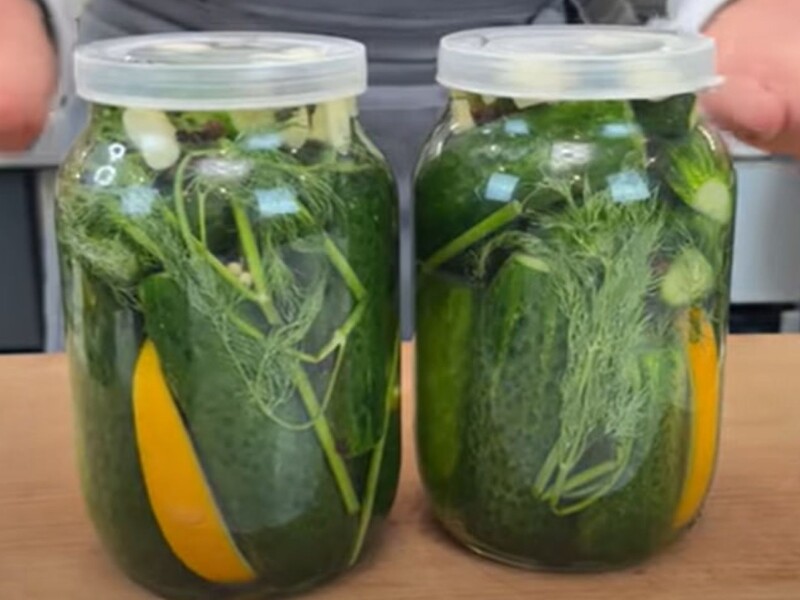 Невероятно хрустящие малосольные огурцы по этому рецепту можно пробовать уже на следующий день
