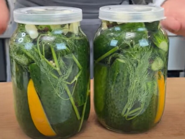 Невероятно хрустящие малосольные огурцы по этому рецепту можно пробовать уже на следующий день