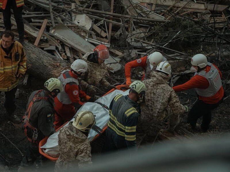 Сын, спасения которого ждали родители во время разбора завалов в Киеве, не выжил – ГСЧС