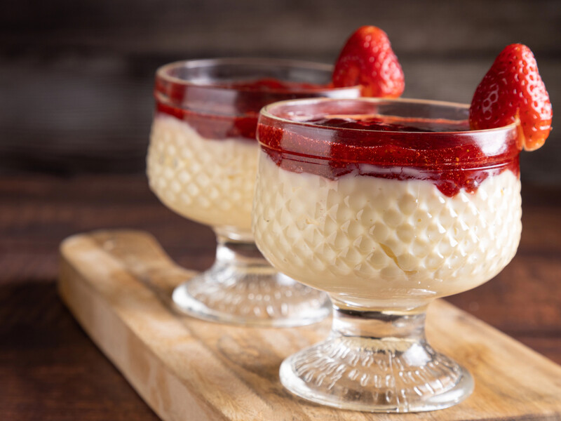 Цей десерт надзвичайно смачний і простий у приготуванні. Панакота з полуницею