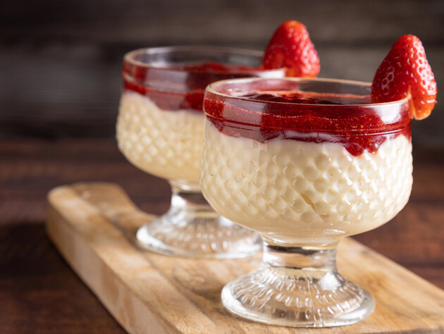 Этот десерт необыкновенно вкусный и простой в приготовлении. Панакота с клубникой