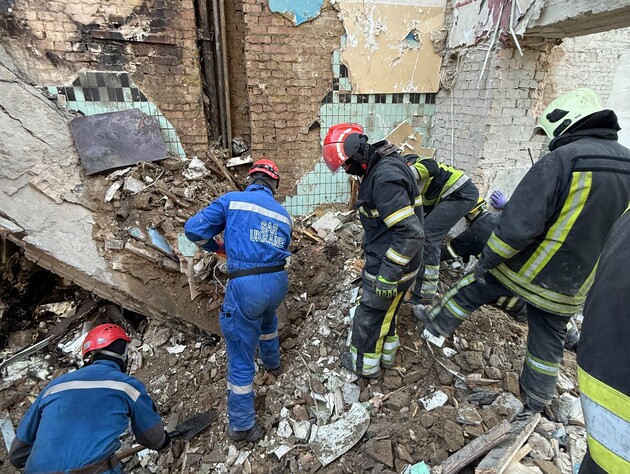 З розтрощеного будинку в Києві деблокували тіла 16 загиблих