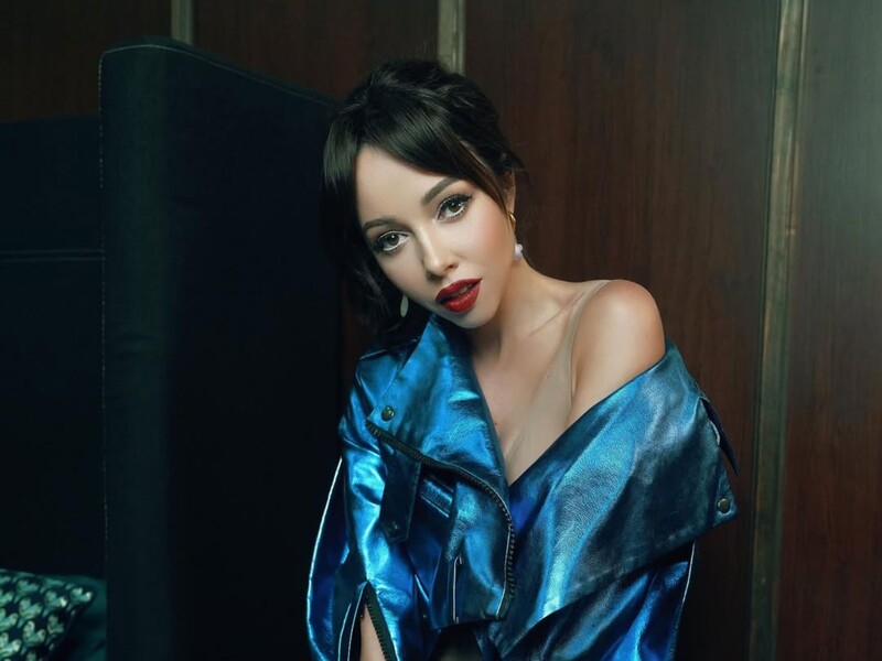 Кухар в откровенном наряде зажигала в ресторане под музыку. Видео