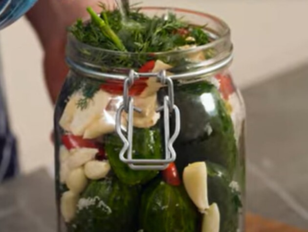 Невероятно вкусные малосольные огурцы будут готовы уже через три часа благодаря этому лайфхаку