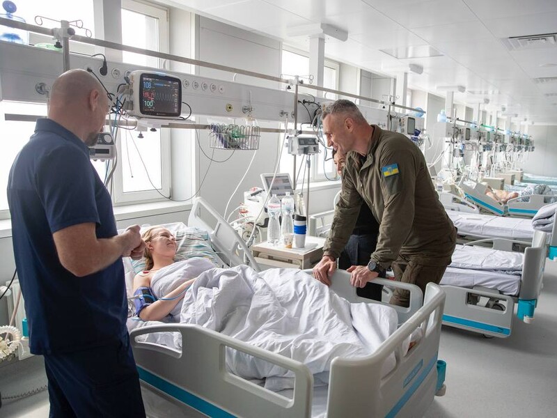 Кличко навестил в больнице людей, пострадавших от обстрела РФ
