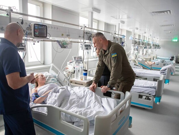 Кличко навестил в больнице людей, пострадавших от обстрела РФ