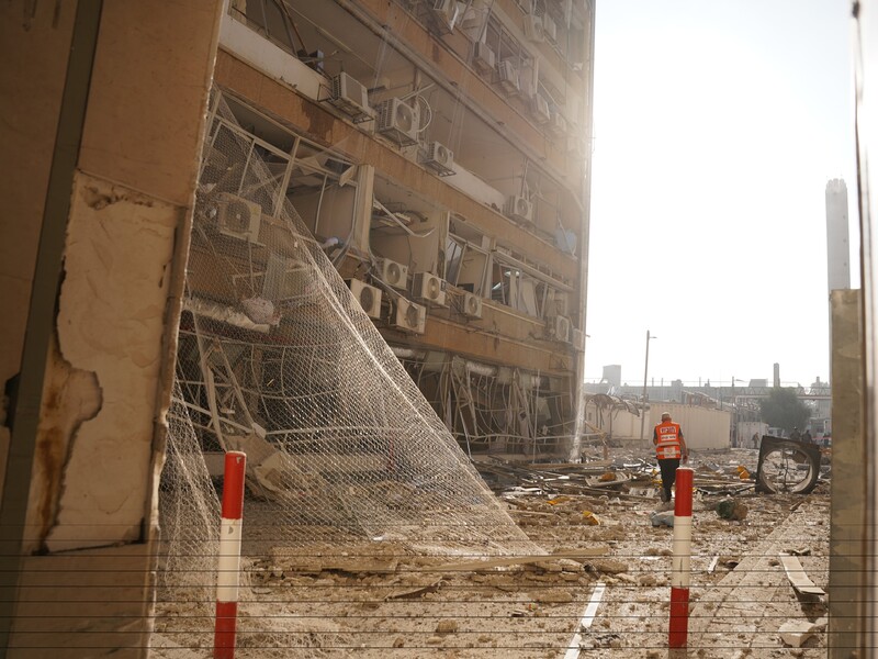 Иран ударил баллистикой по больнице в Израиле. В Тегеране заявили о "штабе" военных