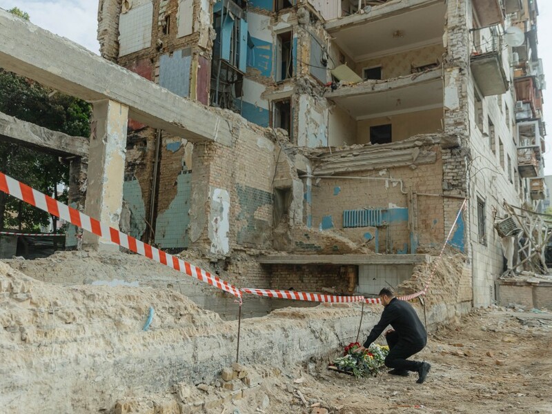 Зеленский приехал к разбомбленному в Киеве дому. Видео, фото