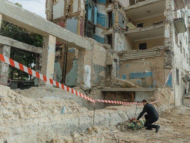 Зеленский приехал к разбомбленному в Киеве дому. Видео, фото