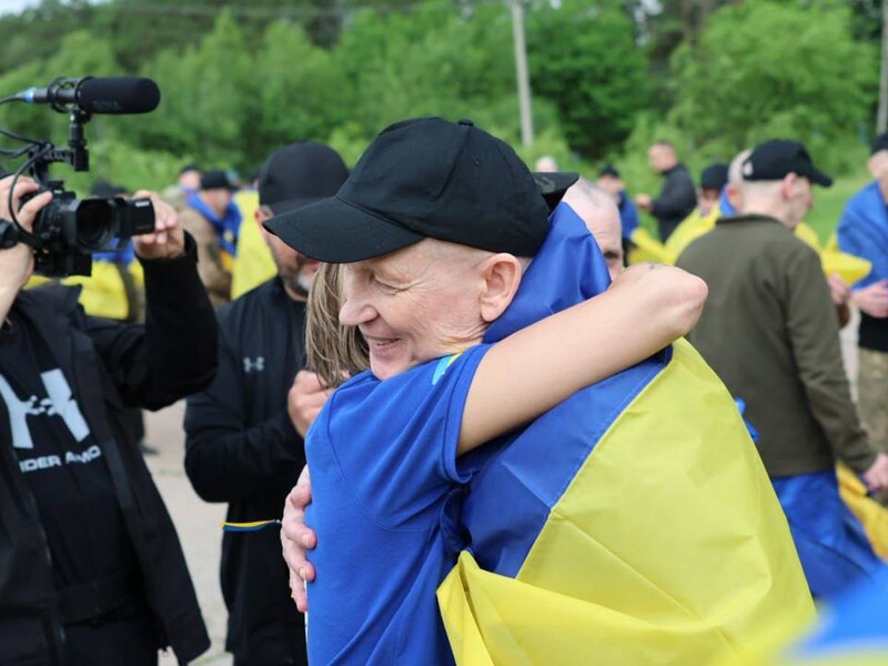 "Я всегда надеялся и ждал". Появилось видео с освобожденным из плена украинским военным