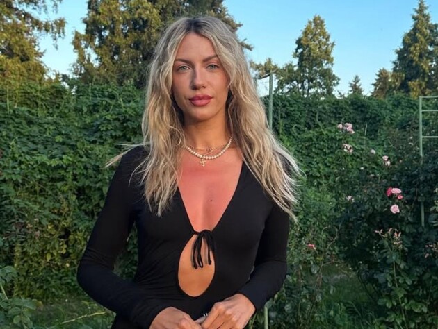 Никитюк на девятом месяце беременности снялась в платье от украинского бренда. Фото