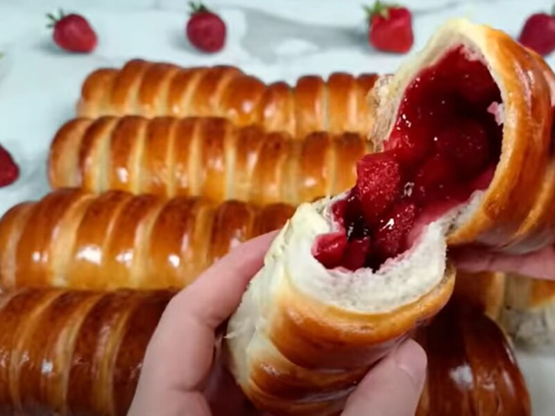 Приготуйте ці неймовірно смачні й м'які булочки з полуницею. Рецепт тіста, який не підведе