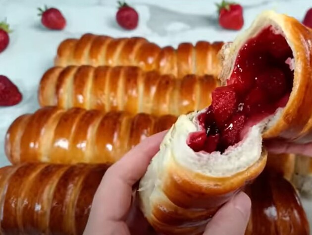 Приготуйте ці неймовірно смачні й м'які булочки з полуницею. Рецепт тіста, який не підведе