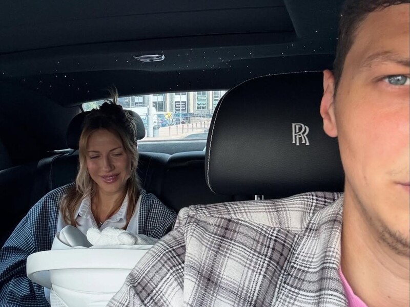 Нікітюк у день виписування з пологового будинку великим планом засвітила обручку. Фото