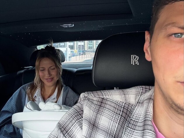 Никитюк в день выписки из роддома крупным планом засветила обручальное кольцо. Фото