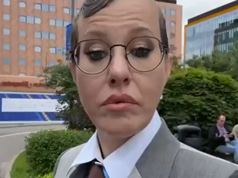 Облысевшая Собчак съязвила, что на главном форуме Путина нет проституток. Ей показали главную из них