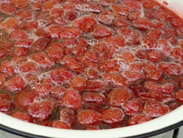 Три ингредиента, немного времени – и невероятное клубничное варенье готово. Простой и быстрый рецепт