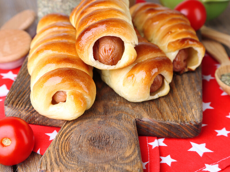 Сделайте такое тесто – и сосиски в нем получатся идеальными, вкусными и румяными. Простой рецепт