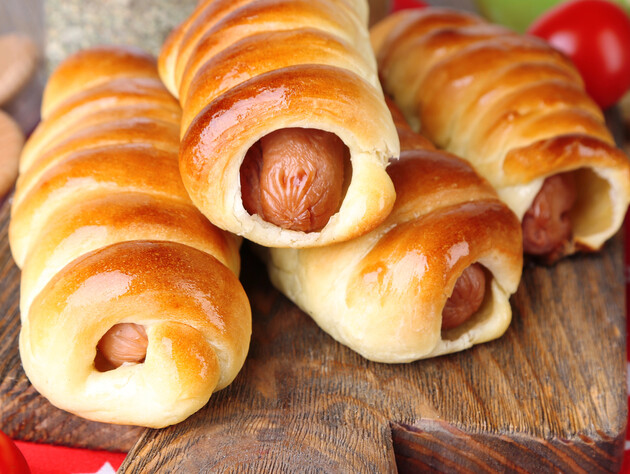 Сделайте такое тесто – и сосиски в нем получатся идеальными, вкусными и румяными. Простой рецепт