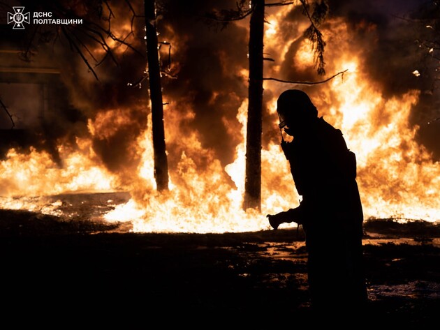 РФ ударила ракетами і дронами по Кременчуку, є прямі влучання