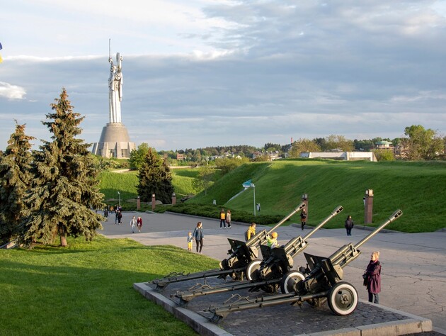 Генштаб ВСУ в начале вторжения РФ просил в Музее второй мировой войны карты Киева и ежи