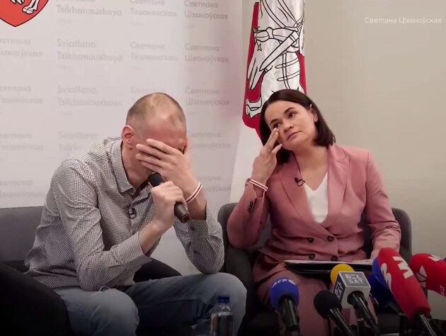 Освобожденный белорусский оппозиционер Тихановский заплакал, говоря о дочери. Видео