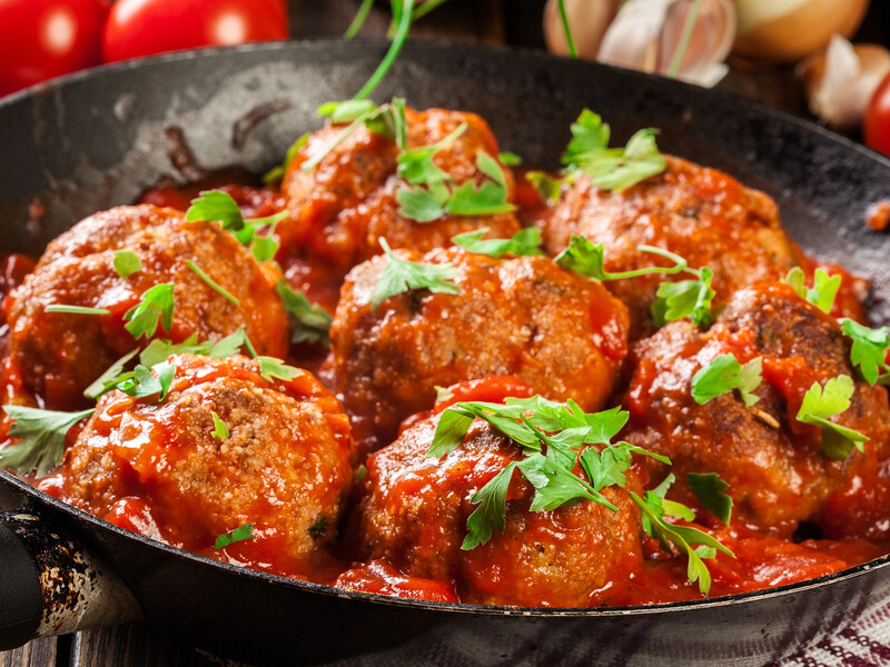 Просто смешайте эти продукты – и получите невероятно сочные и вкусные гречаники в соусе. Быстрый рецепт