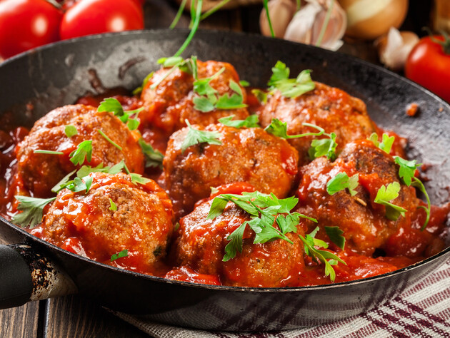 Просто змішайте ці продукти – й отримаєте неймовірно соковиті та смачні гречаники в соусі. Швидкий рецепт