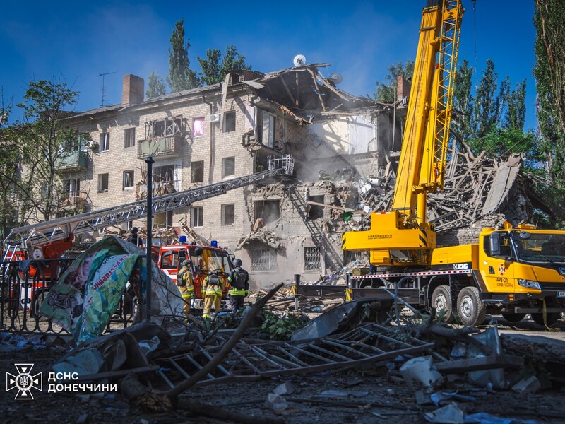 Количество погибших в результате удара РФ в Краматорске возросло. Из-под завалов достали тела женщин