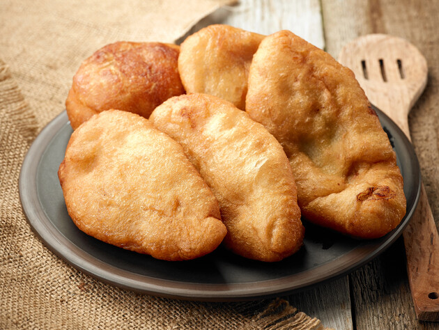 Благодаря этому тесто для жареных пирожков получится легким и пышным. Быстрый рецепт