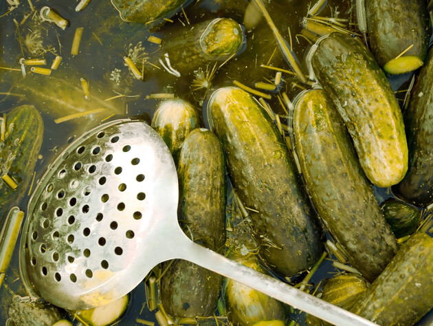 Воспользуйтесь этим простым способом – и малосольные огурцы получатся невероятно хрустящими и вкусными