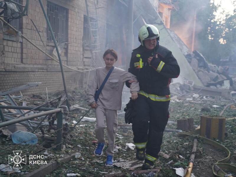 В результате обстрела Киева погибли минимум пятеро, под завалами есть люди. Фото, видео