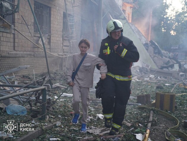 В результате обстрела Киева погибли минимум пятеро, под завалами есть люди. Фото, видео