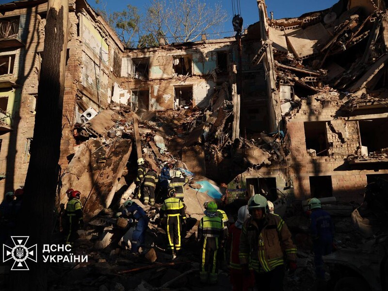 "Мой второй день рождения". Киевлянину удалось спастись из разрушенного ударом РФ дома. Видео