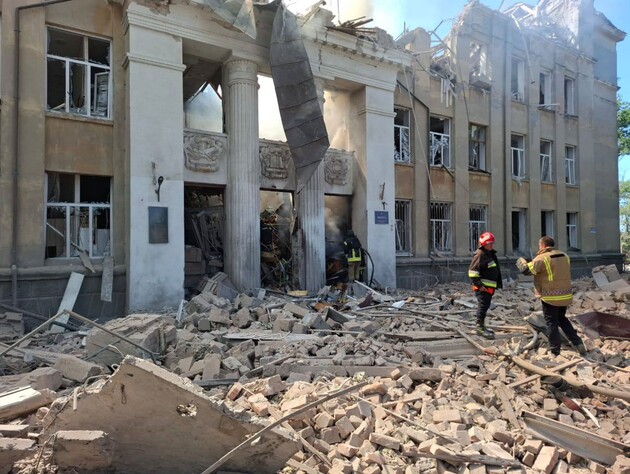 В результате удара РФ по лицею в Одесской области есть погибшие, более 10 человек ранены. Видео