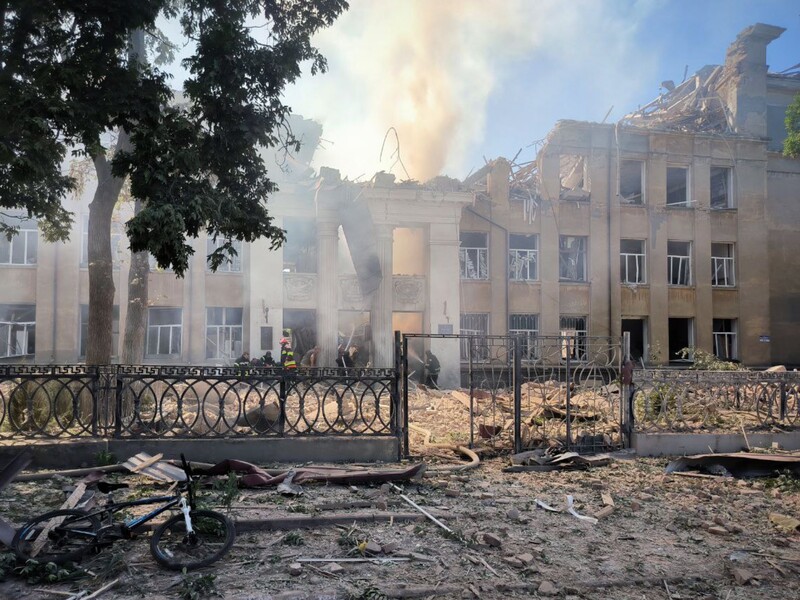 "Лучше бы они были в отпуске". В ОВА рассказали, кто погиб от ракетного удара РФ по лицею